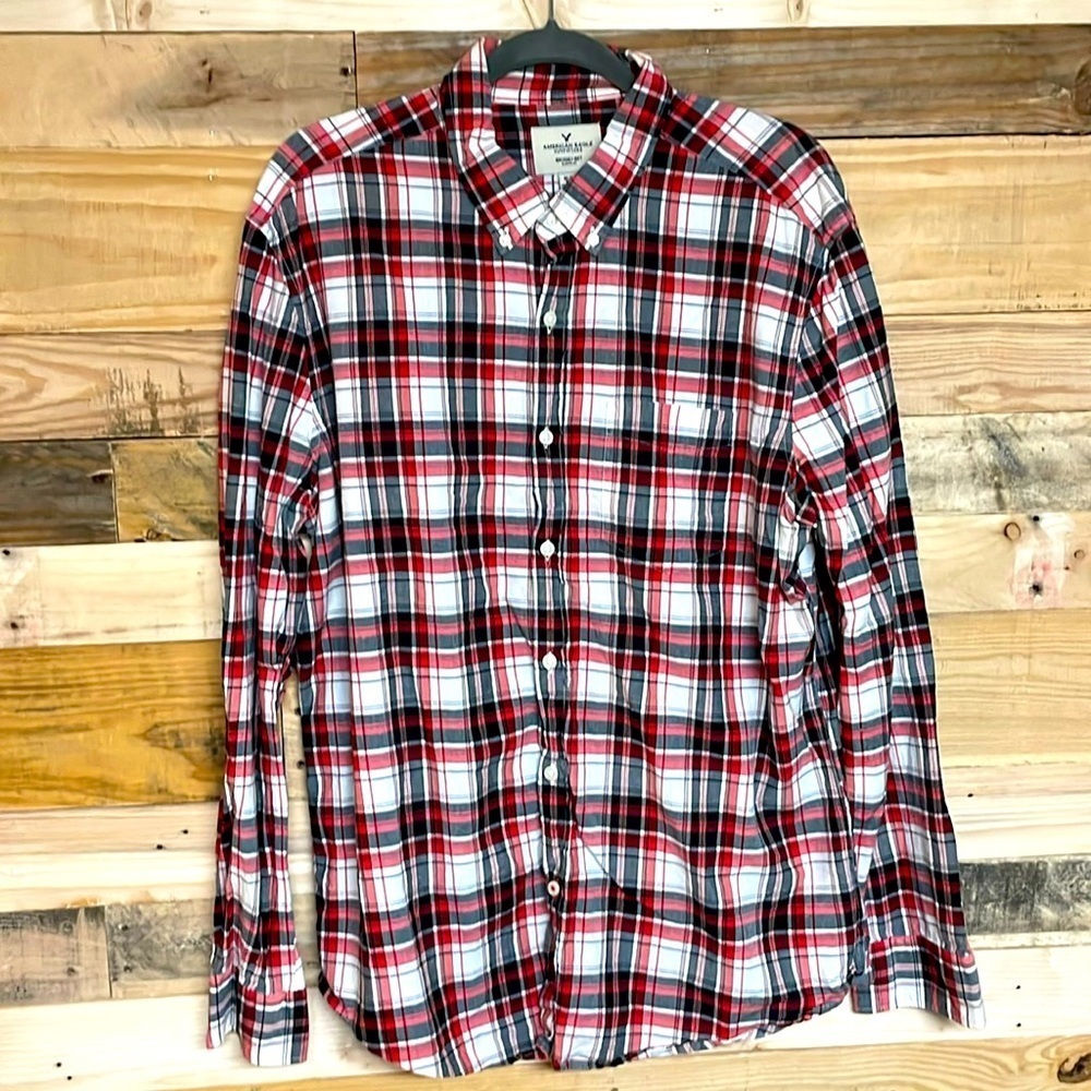 American Eagle size XL red plaid long sleeve button down shirt with pocket